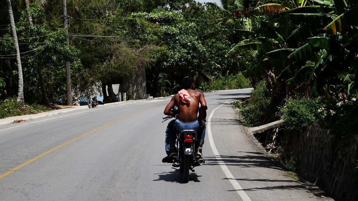 Dominicains en moto sur la route de Samana