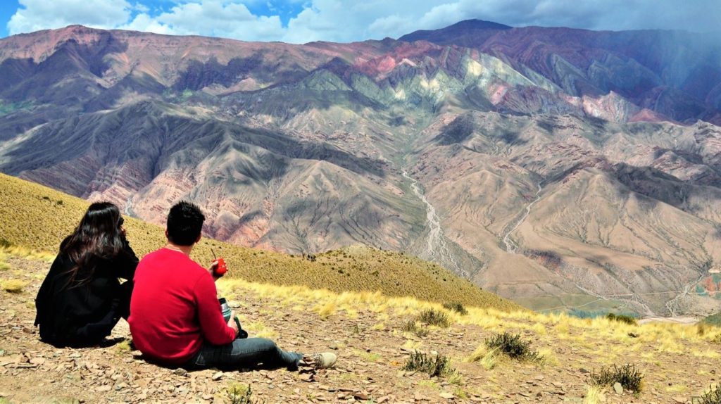 mate devant paysage grandiose en argentine humahuaca